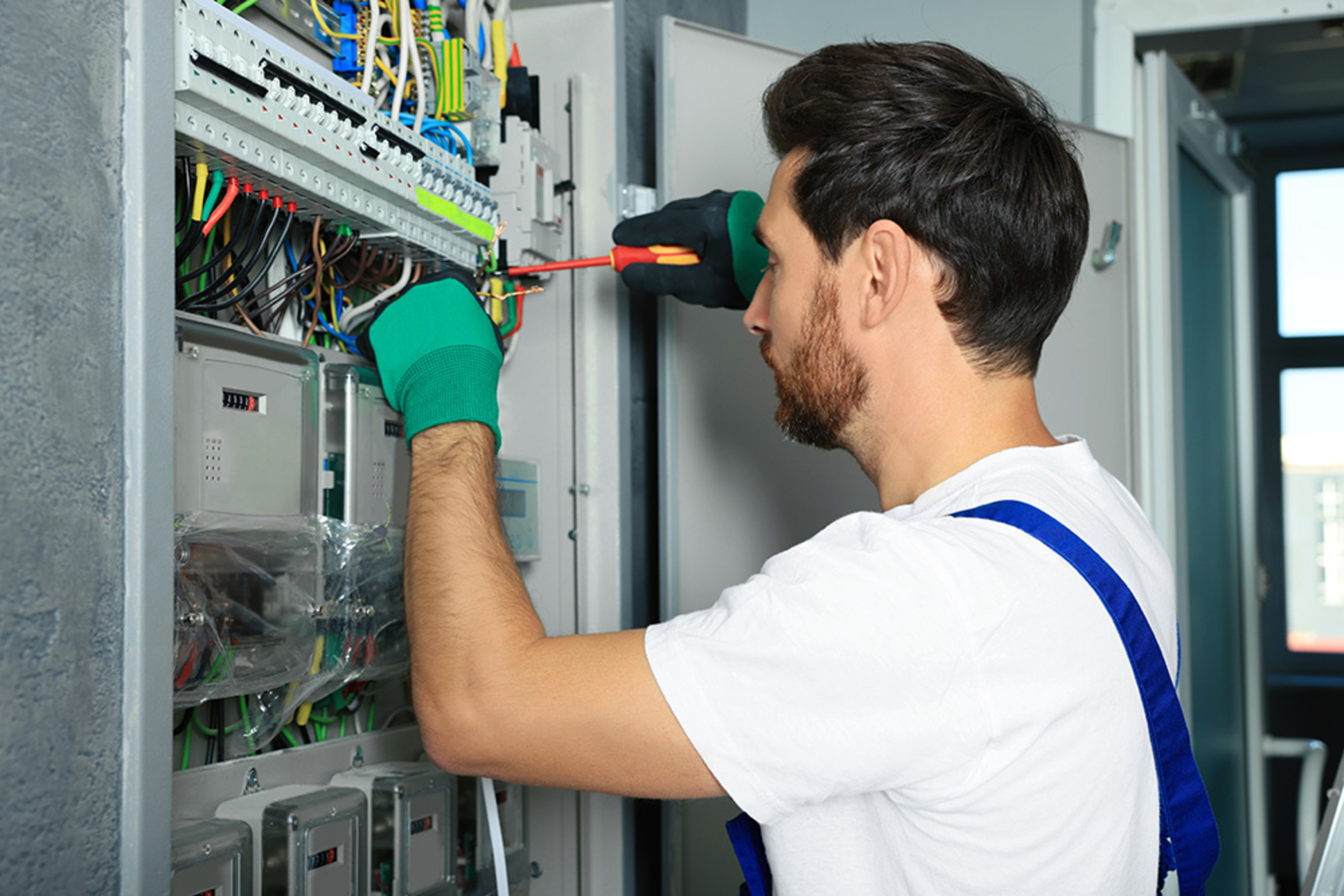 Nieder&shy;spannungs&shy;anlagen bei O.N.T.-Elektrotechnik GmbH & Co. KG in Reinbek